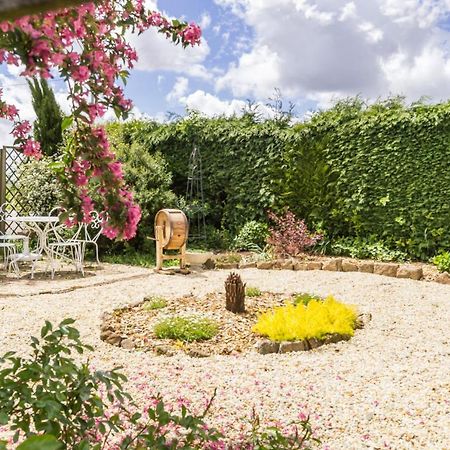 Le Jardin Des Fees Bed and Breakfast Savigny-le-Vieux Eksteriør billede