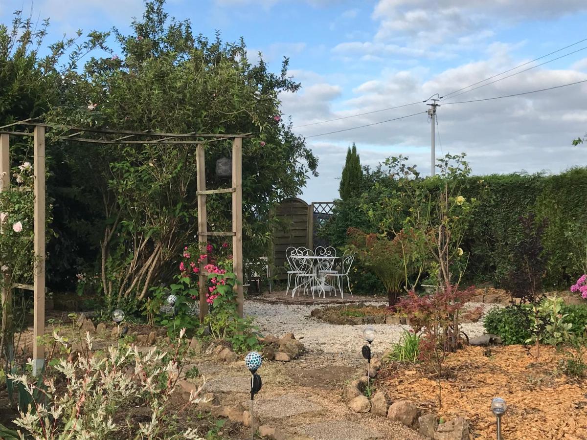 Le Jardin Des Fees Bed and Breakfast Savigny-le-Vieux Eksteriør billede