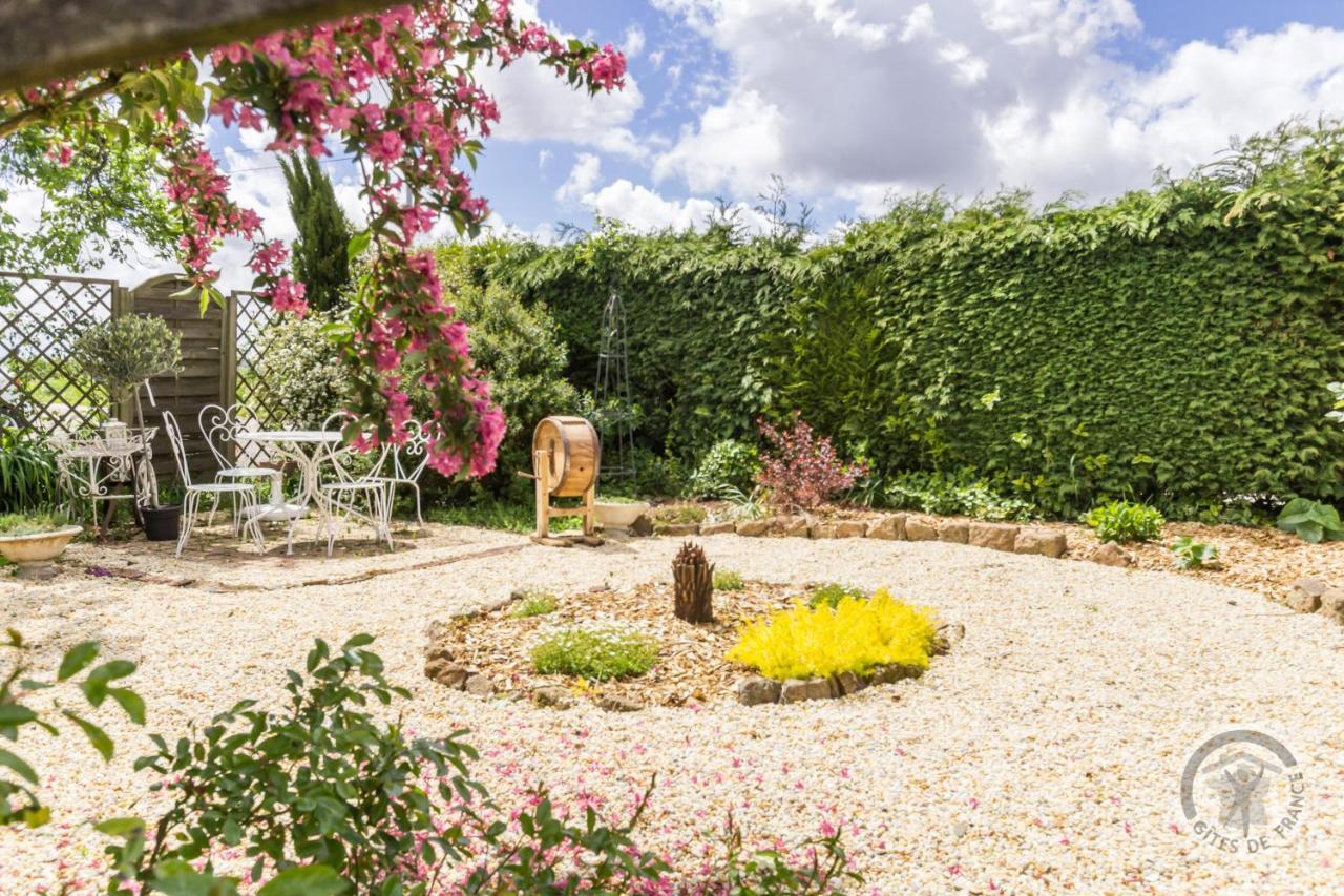Le Jardin Des Fees Bed and Breakfast Savigny-le-Vieux Eksteriør billede